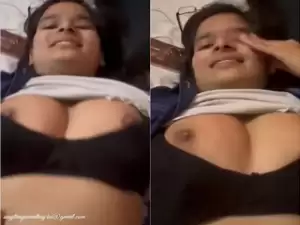 Today Exclusive-Desi Girl Shows Her Boobs