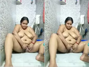 Today Exclusive-Bhabhi Shows her Nude Body