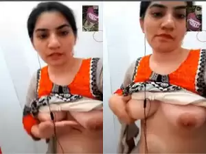 Today Exclusive- Desi Bhabhi Shows Her Boobs On Vc