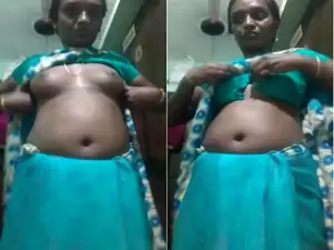 Today Exclusive- Desi Bhabhi Shows her Boobs