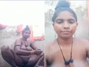 Today Exclusive -Desi Village Bhabhi Bathing