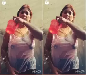 Today Exclusive- Desi Bhabhi bathing