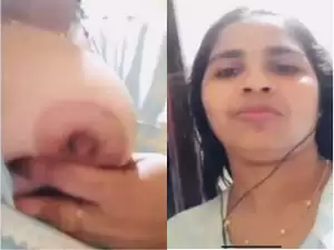 Today Exclusive-Desi Girl Shows her Boobs