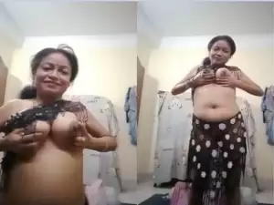 Today Exclusive-Desi Bhabhi Shows Her Boobs and Pussy