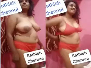 Today Exclusive-Desi Bhabhi Shows Boobs