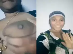 Today Exclusive- Desi Bhabhi Shows her Milky Boobs