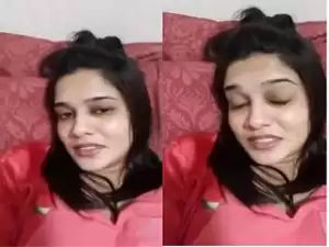 Exclusive- Desi Look Sexy NRI girl Showing Her Wet Pussy