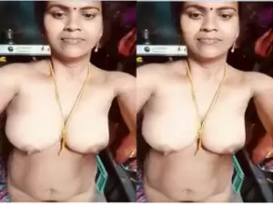 Today Exclusive- Desi Bhabhi Shows Her Boobs
