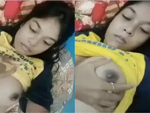 Today Exclusive – Cute Desi girl Shows Her Boobs