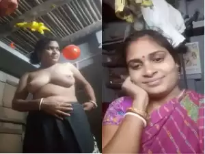 Today Exclusive- Bhabhi Shows Boobs