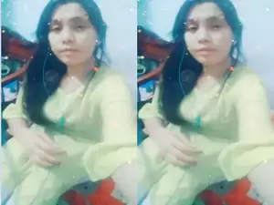 Today Exclusive -Cute Desi Girl Shows Her Boobs and pussy part 1
