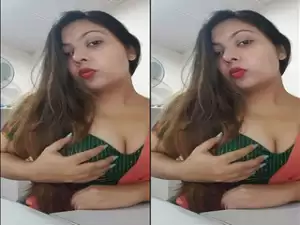 Today Exclusive-Hot Desi Girl Shows Boobs