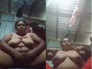 Today Exclusive-Bhabhi Shows her Boobs and Pussy