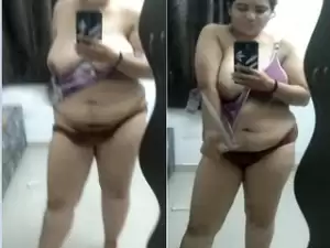 Today Exclusive-Desi Bhabhi Shows Boobs