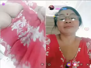 Today Exclusive-Desi Aunty Shows  Boobs