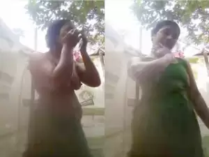 Today Exclusive- Desi Girl Record her Bathing Video