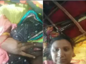 Today Exclusive-Village Aunty Showing Pussy