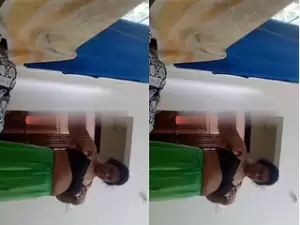 Today Exclusive-Desi Bhabhi Shows Her Boobs Part 2