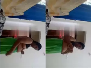 Today Exclusive-Desi Bhabhi Shows Her Boobs Part 1