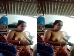 Today Exclusive- Desi Bhabhi Shows her Boobs