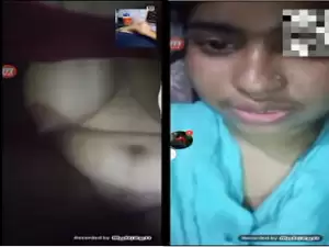 Today Exclusive- Desi Bhabhi Shows her Boobs