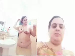 Today Exclusive- Desi Bhabhi Shows her Boobs