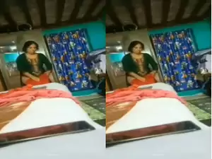 Today Exclusive- Desi Bhabhi Shows Her Boobs