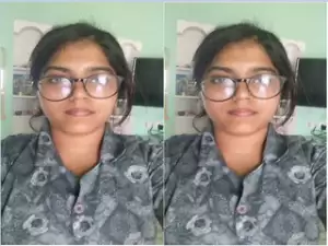 Today Exclusive-Desi Girl Shows her Boobs