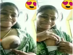 Today Exclusive- Desi Bhabhi Shows her Boobs VC