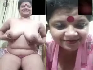 Today Exclusive- Desi Bhabhi Shows Her Boobs Part 2