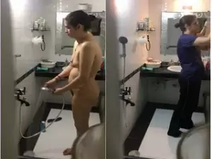 Today Exclusive- Desi Bhabhi Bathing