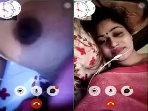 Today Exclusive-Sexy Bhabhi Showing her Boobs on vc