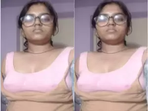 Today Exclusive- Desi Girl Showing Boobs