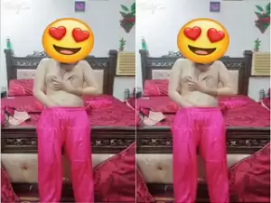 Today Exclusive- Sexy Desi Girl Shows Her Boobs