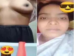 Today Exclusive- Desi Girl Shows her Boobs
