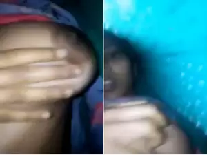Today Exclusive-Desi Girl Shows her Boobs
