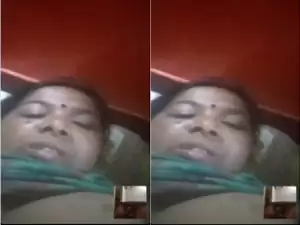 Today Exclusive-Desi Bhabhi Shows Her Pussy On VC
