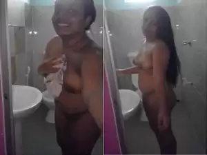Today Exclusive- Desi Bhabhi Shows nude body TO Lover