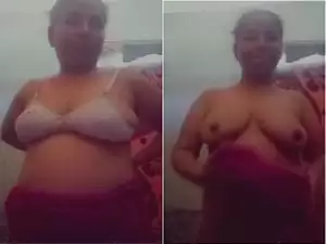 Today Exclusive- Desi Aunty Shows Her Boobs