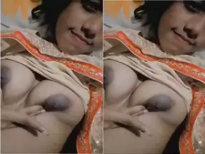 Today Exclusive-Sexy Desi Girl Shows boobs