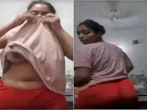 Today Exclusive- Desi Girl Shows her Boobs