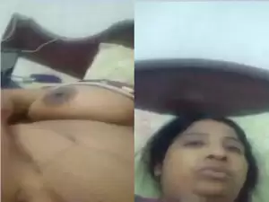 Today Exclusive- Desi Bhabhi Shows her Boobs