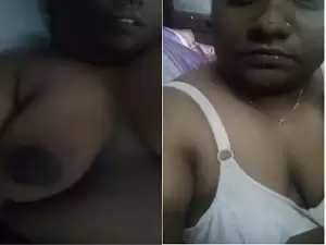 Today Exclusive- Desi Bhabhi Shows her Boobs and Pussy