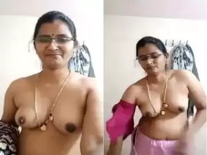 Today Exclusive- Desi Bhabhi Strip Saree and Showing Big Boobs