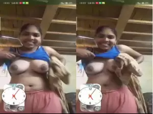 Today Exclusive- Desi Girl Shows her Boobs