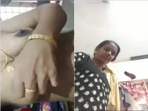 Today Exclusive- Desi Bhabhi Shows Her Boobs and Pussy