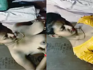 Today Exclusive- Hot Desi Bhabhi Shows Her Boobs