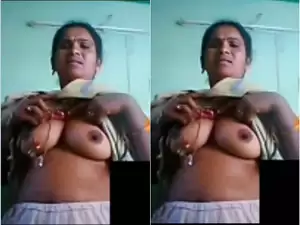 Today Exclusive- Desi Girl Shows Her Boobs
