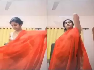 Today Exclusive- Desi Bhabhi Showing Boobs
