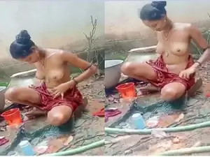 Today Exclusive- Desi Girl OutDoor Bathing